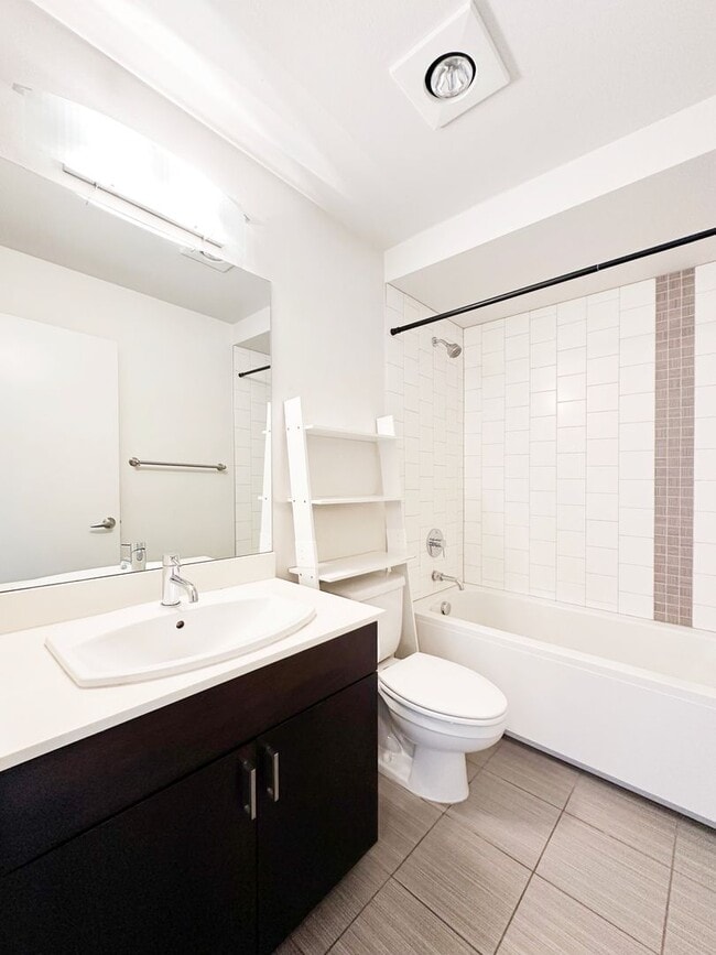 Building Photo - 3bd/2ba Seattle Townhome
