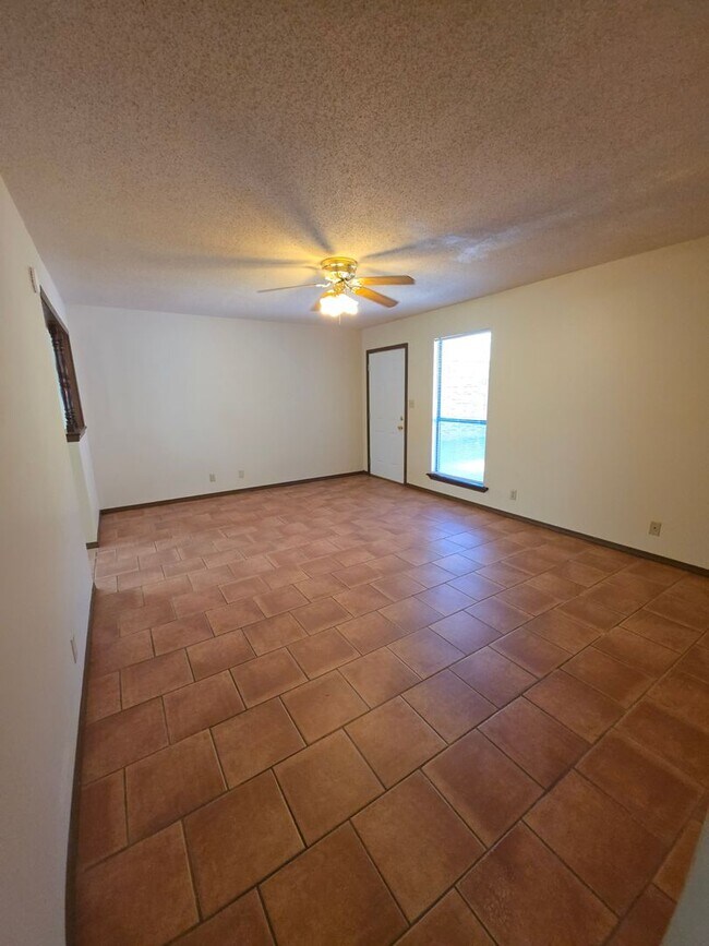 Building Photo - 1022 N Parker Rd