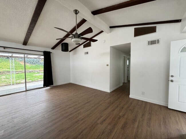 Building Photo - 4 Bedroom / 2 Bathroom home for rent