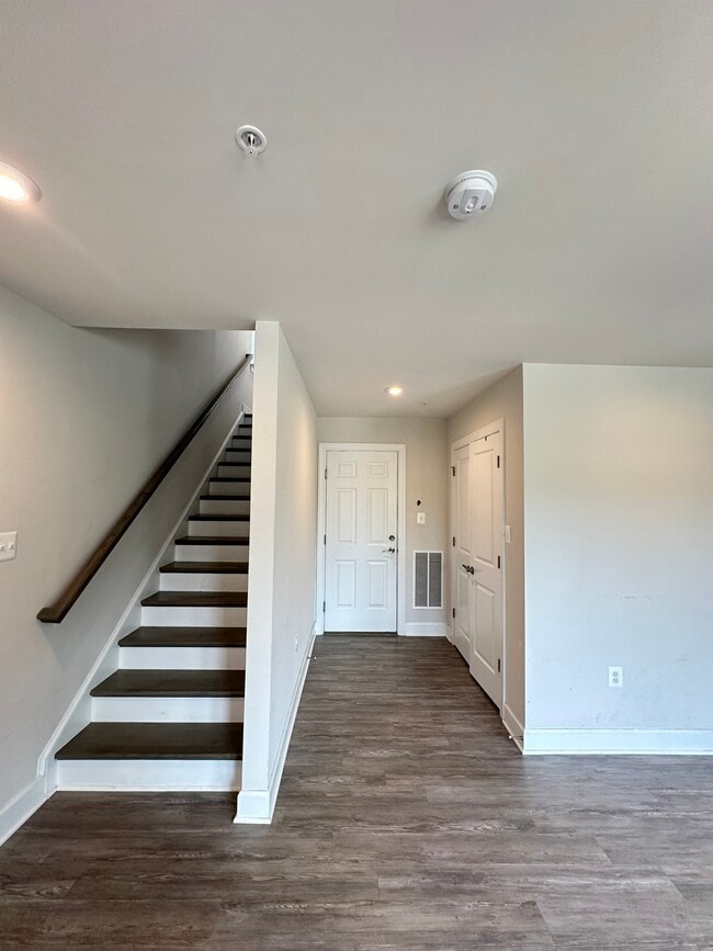 Building Photo - 131 Albany Pl