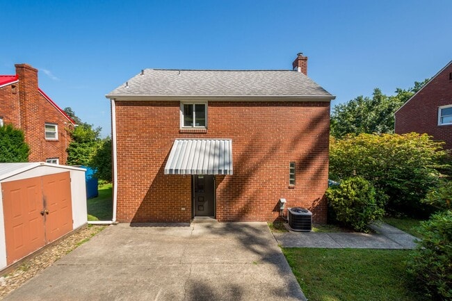 Building Photo - AVAILABLE OCT 1ST!! GORGEOUS & TOTALLY REN...