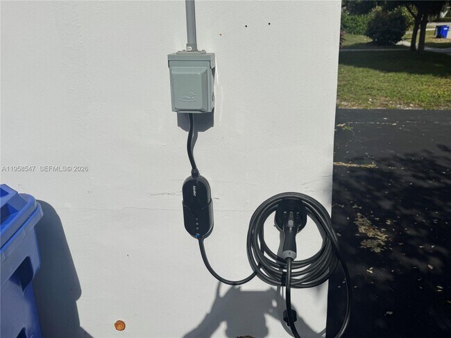 Building Photo - 575 NE 179th Dr