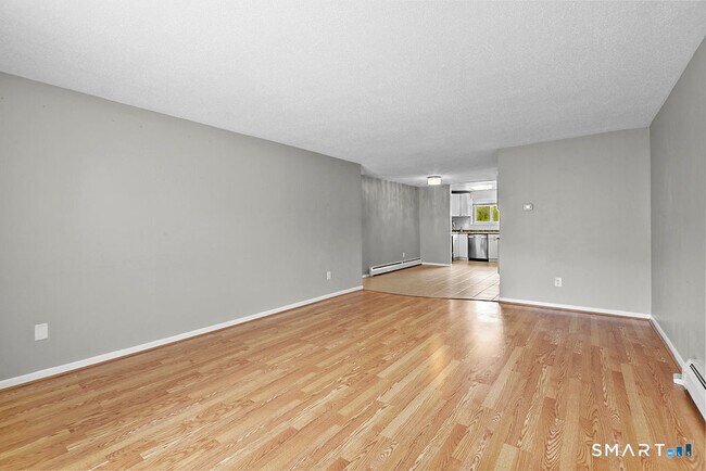 Building Photo - 35 Carillon Dr
