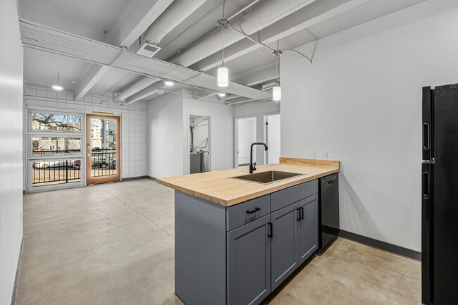 Building Photo - 415 S Weber St