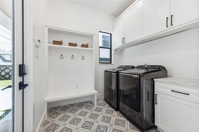 Building Photo - 3115 Castlewood St