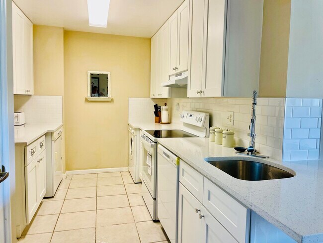 Building Photo - 2060 Greenview Shores Blvd