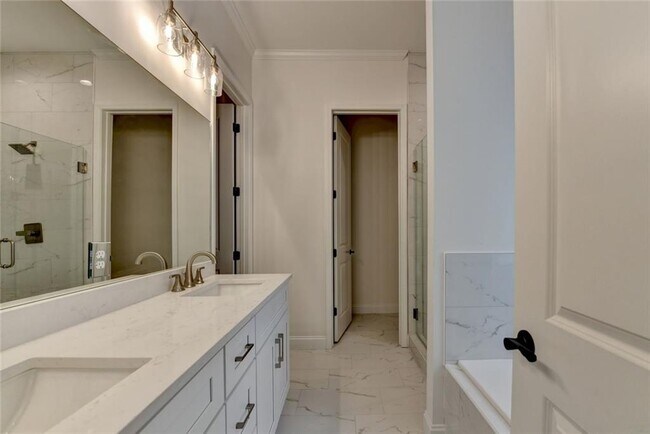 Building Photo - 1329 Davis St