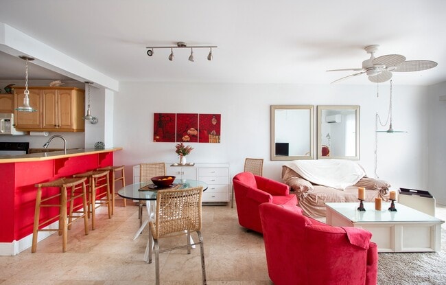Building Photo - 2 bedroom 1 bathroom Furnished Oceanfront ...