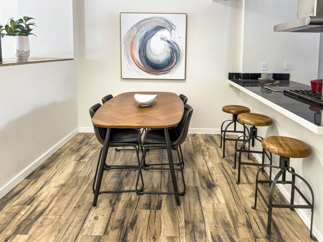 Building Photo - Beautifully Remodeled 3BD/2.5BA Spacious T...