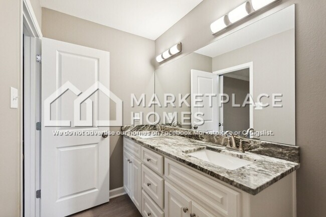 Building Photo - 814 W 21st St