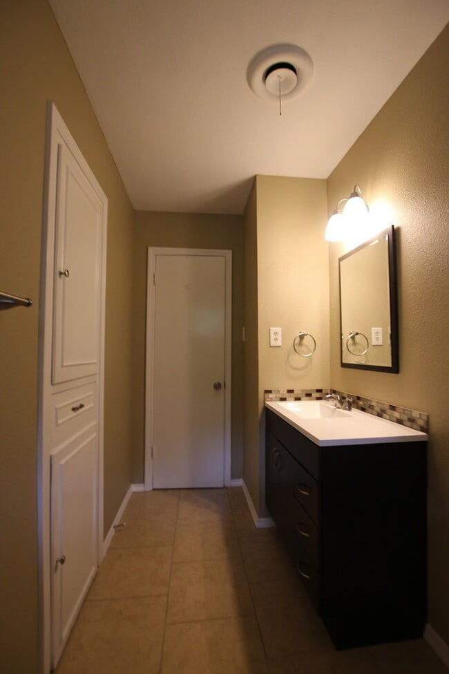 Building Photo - Tour Today! Charming 3 Bedroom, 2 Bathroom Home in Tyler!