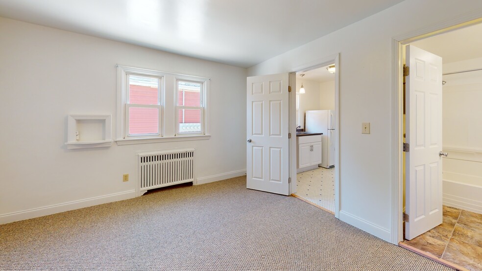Large bedroom - 2627 Fairmount Pky