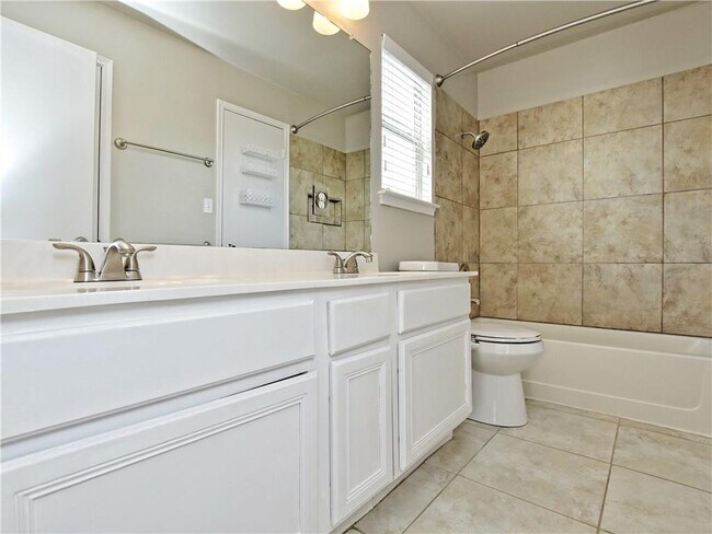 Building Photo - 605 Amaryllis Ave