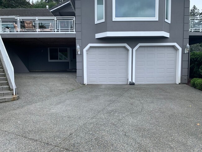 Primary Photo - 4 Bedroom/3 Bath Mukilteo Duplex with View...