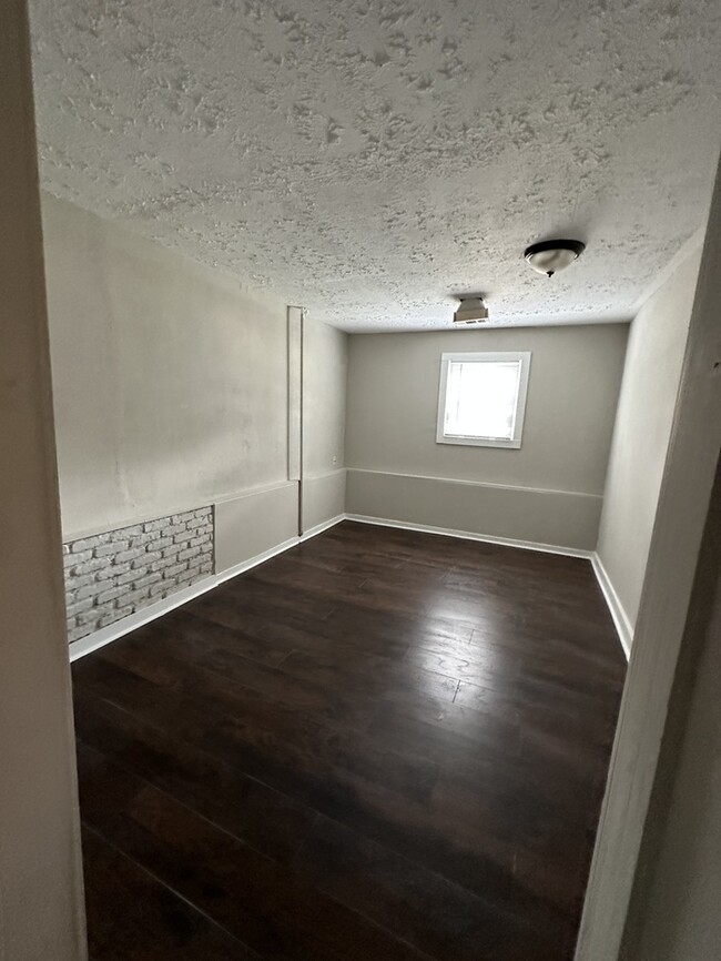 Building Photo - 3 BDR/2 Bath with 2 basement rooms on Suga...