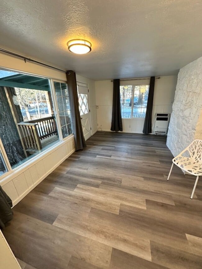 Building Photo - Cozy  3Bd duplex with utilities included! Available now! Call me today