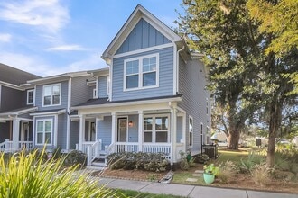Building Photo - Stunning 3-Bed / 2.5-Bath Home in Park Cir...