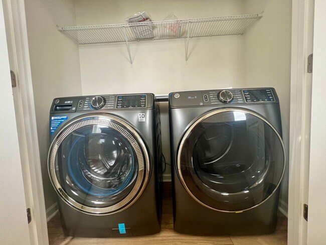 Building Photo - ** MOVE -IN SPECIAL! $500 off the first month's rent if approved application received by 06/30/20...