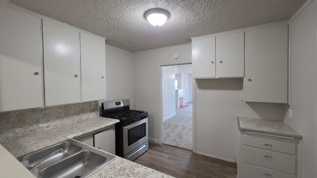 Building Photo - Spacious, Fresh, and Ready for Your Style: 3 Bed 2 Bath