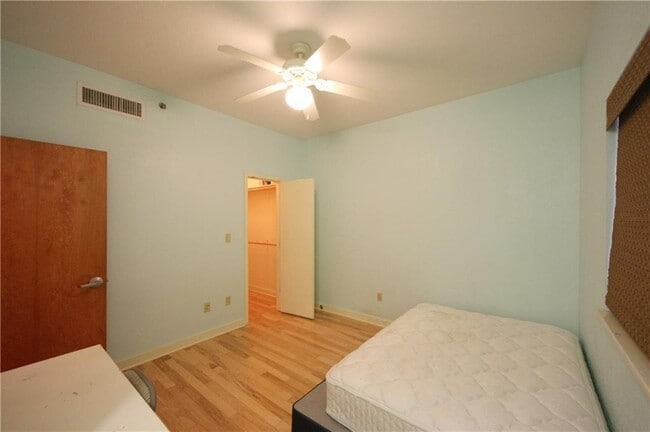 Building Photo - 711 W 26th St