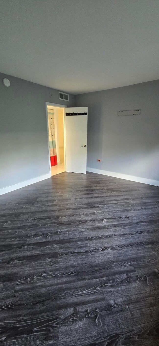 Building Photo - 3300 N Palm Aire Dr