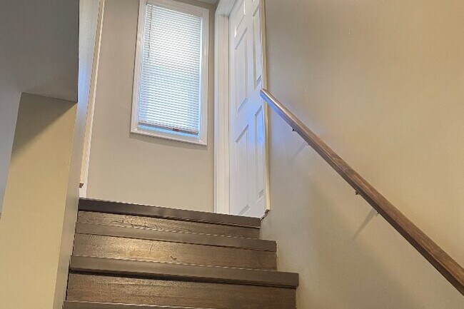 Building Photo - 306 Lindsay Ave