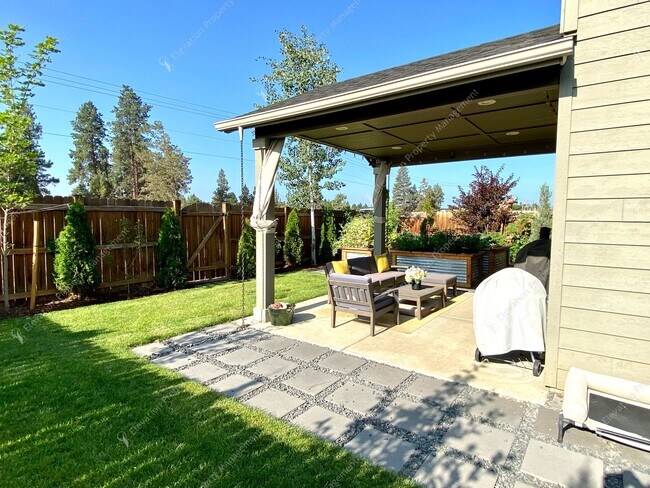 Building Photo - * Coming Soon * Beautiful Unfurnished 3-Be...