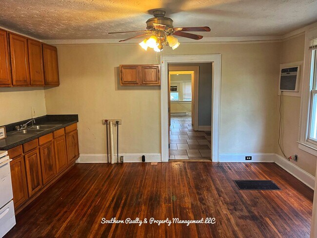 Building Photo - Cherry Street Triplex, Mgm