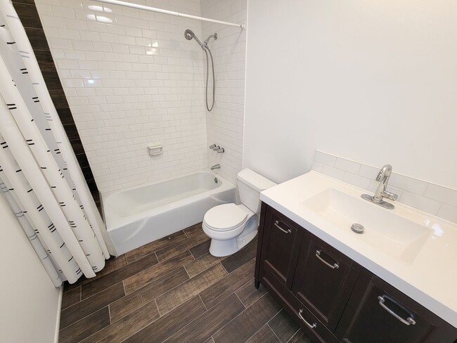 Building Photo - Stylish Townhouse in Prime Location – Walk...