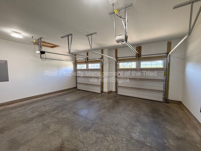 Building Photo - 1311 Red Deer Dr