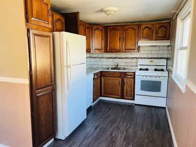 Kitchen/Gas cooking - 130 Baisley Ave