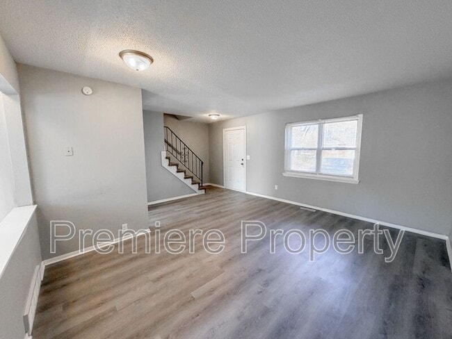 Building Photo - 223 N Oak Dr