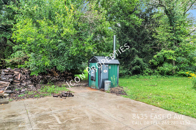 Building Photo - Beautiful Country Home on 19 acres!