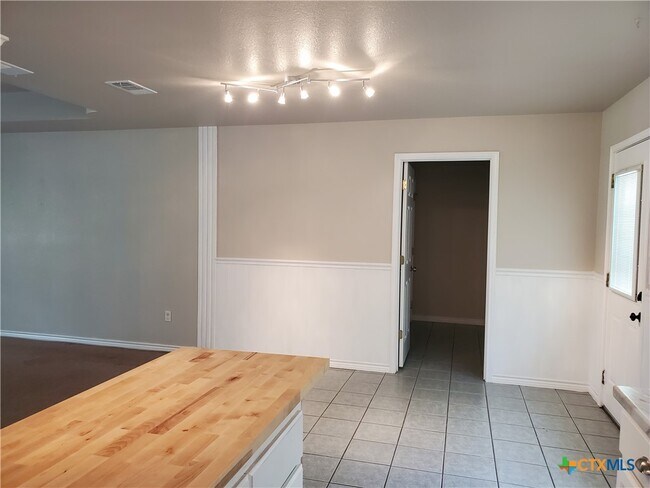 Building Photo - 136 Royal Crest Cir