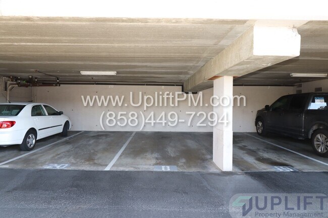 Building Photo - Charming 1 Bed / 1 Bath Condo in Gated Community in a Prime Central Location