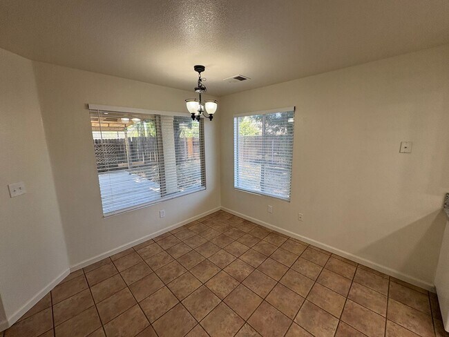 Building Photo - Remolded Tulare Home Rent Ready!