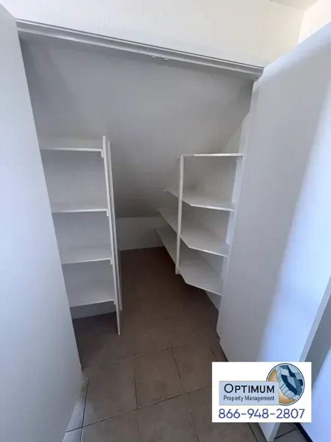 Building Photo - Beautiful 5 Bedroom, 3 Bathroom Two-Story Home with Loft & Spacious Backyard