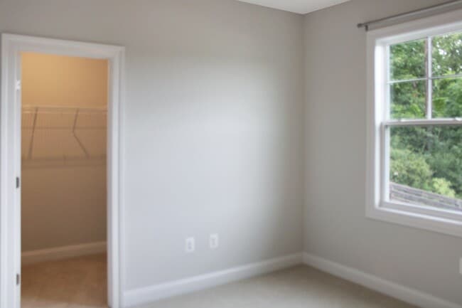 Building Photo - 3-bedroom villa with 1st floor primary