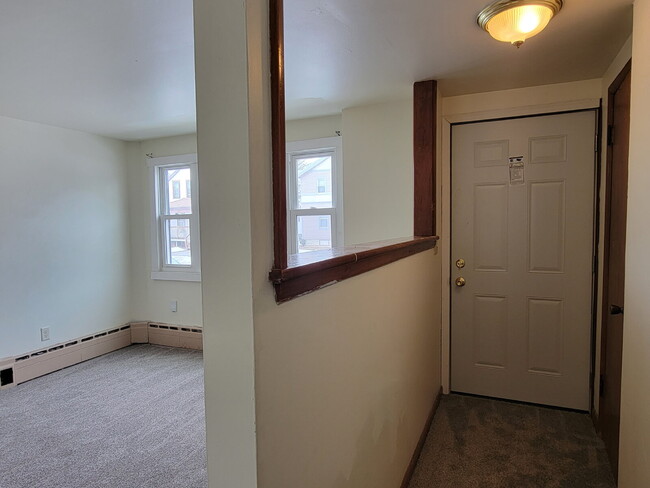 Building Photo - Cozy 1 Bedroom Lower Apartment Near Downto...