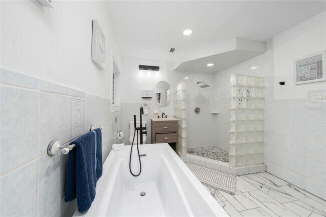 Building Photo - 711 Briarcliffe St