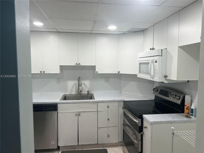 Building Photo - 300 Bayview Dr