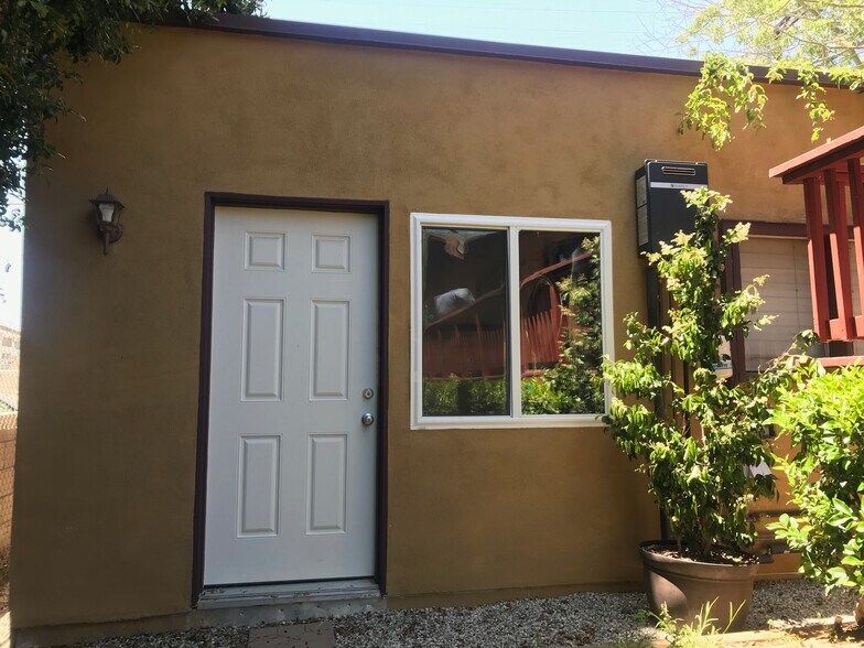 Separate entrance to casita from driveway - 1237 N Commonwealth Ave