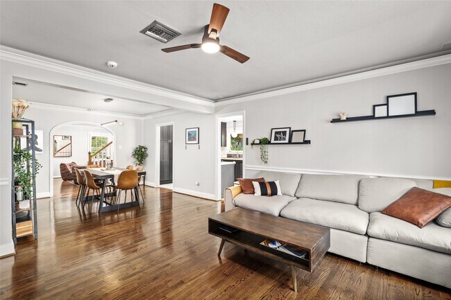 Building Photo - 208 W 34th St