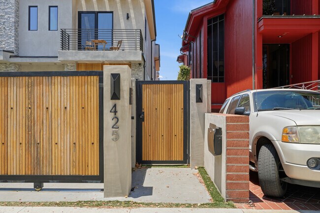 Building Photo - 425 N Alfred St