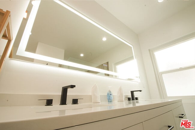 Building Photo - 9042 Phyllis Ave