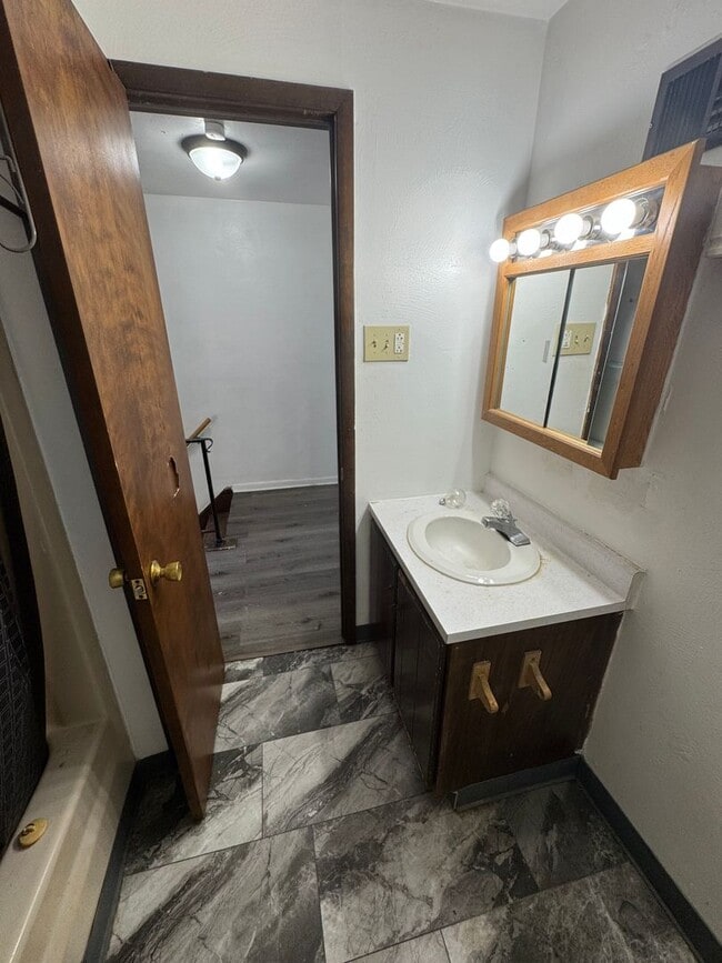 Building Photo - 2-Bedroom 1-Bathroom townhouse in McKeesport!