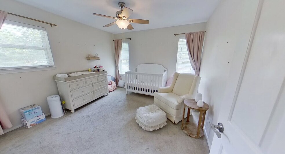 Building Photo - 323 Cardinal Dr