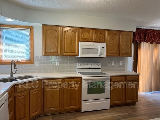 Building Photo - 15104 Hawthorn Dr