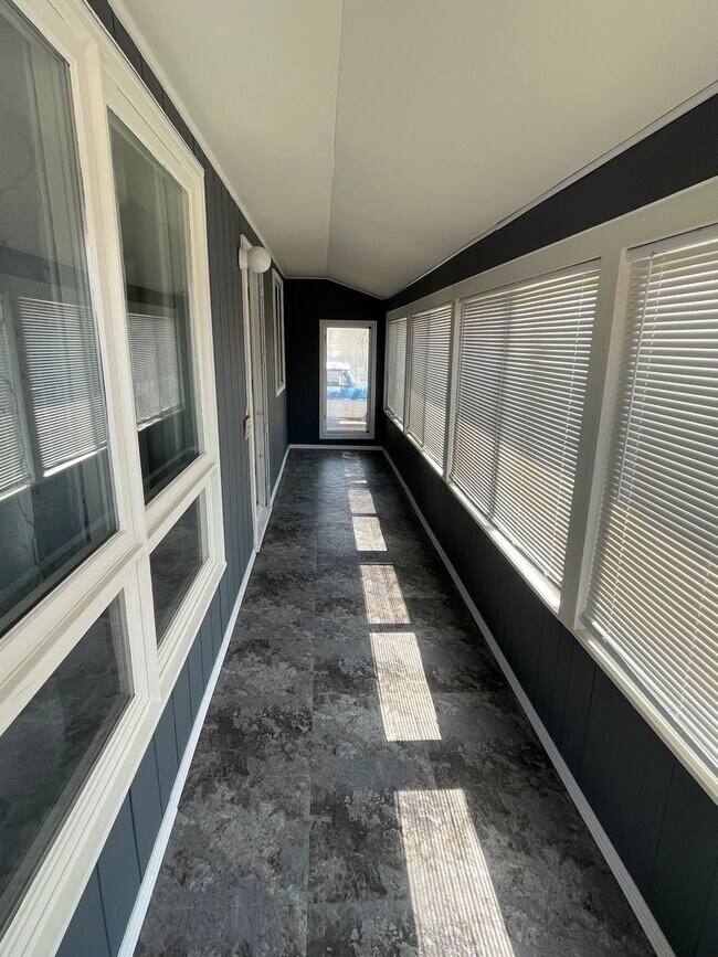 Building Photo - ~ APPLICATIONS PENDING ~ 4 bedroom, 2 bath...