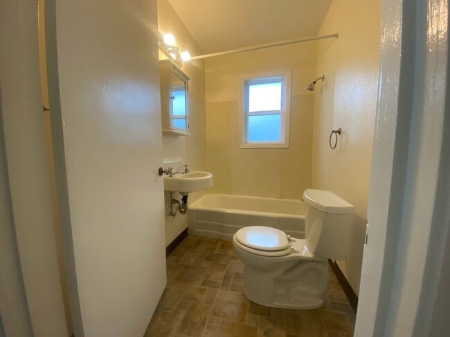 Building Photo - Y Ave. Duplex